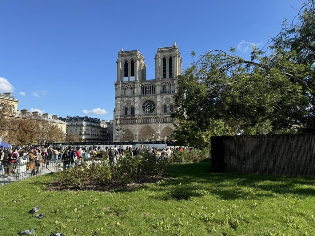 Catedral de Notre-Dame de París vista desde la explanada, 2025