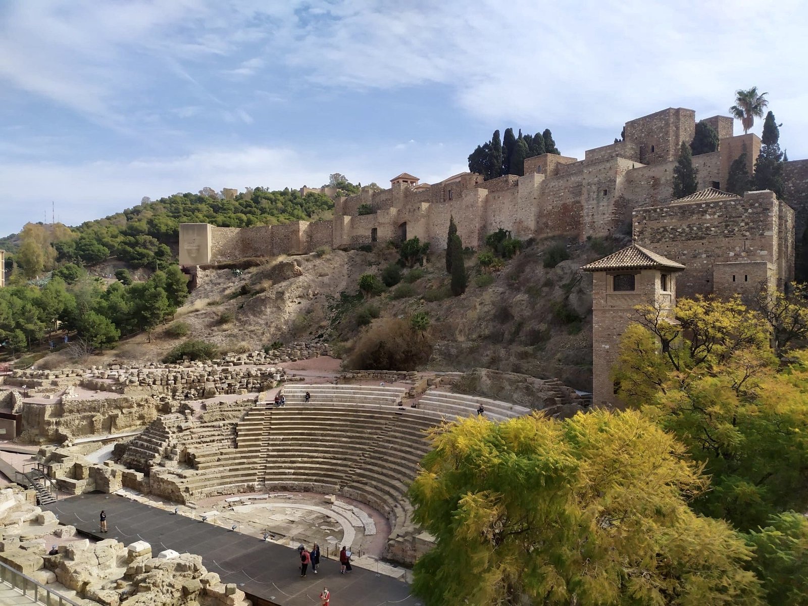 Vista aérea del teatro romano junto a la Alcazaba de Málaga