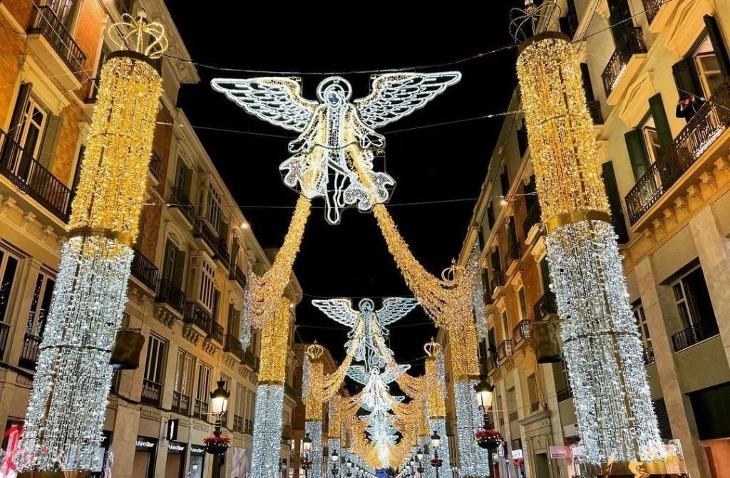Luces de ángeles navideños en Málaga