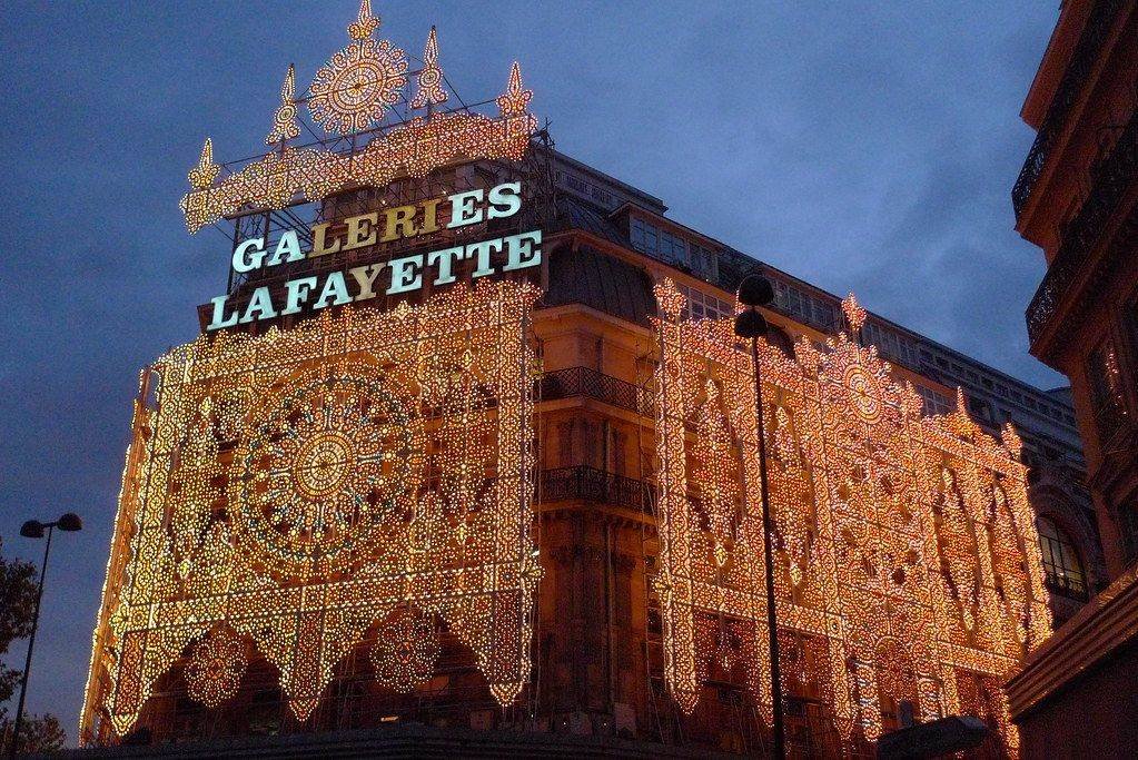 Galerías Lafayette con la iluminación navideña