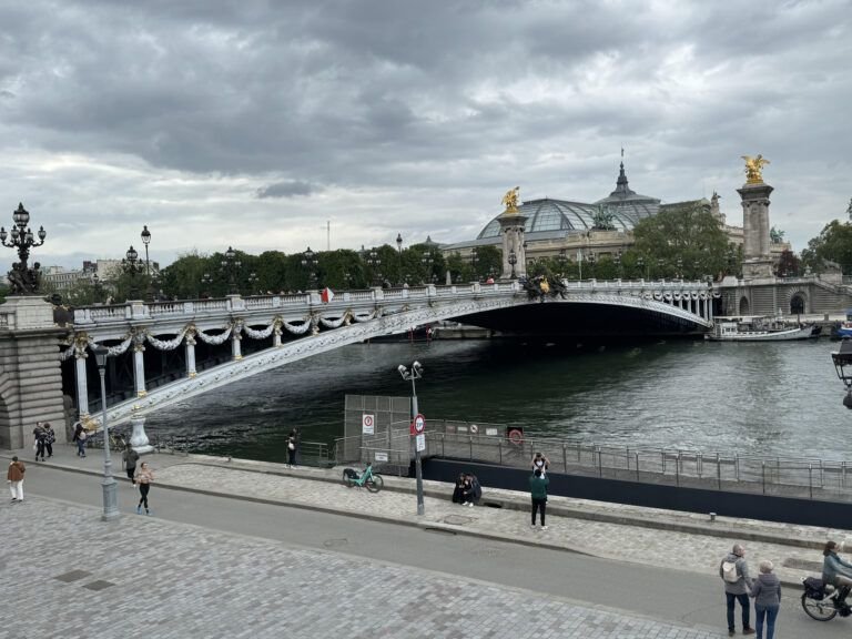 Puente Alejandro III en París