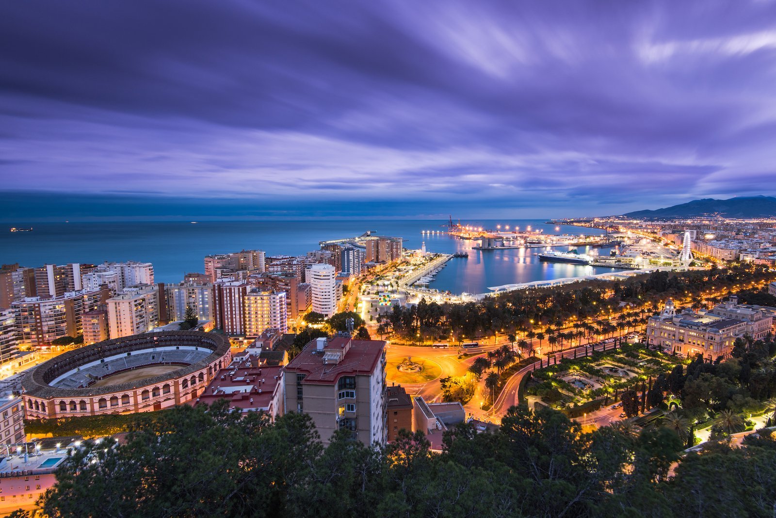 Paisaje panorámico de Málaga al atardecer en la Costa del Sol en Andalucía,España
