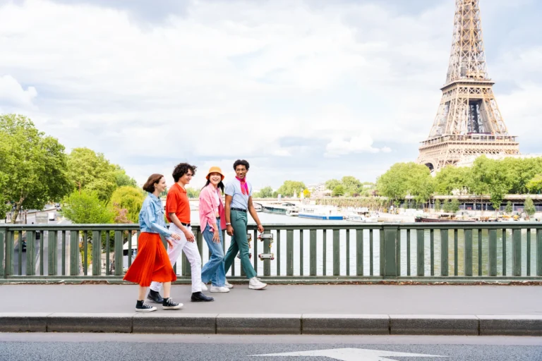 Grupo caminando por París