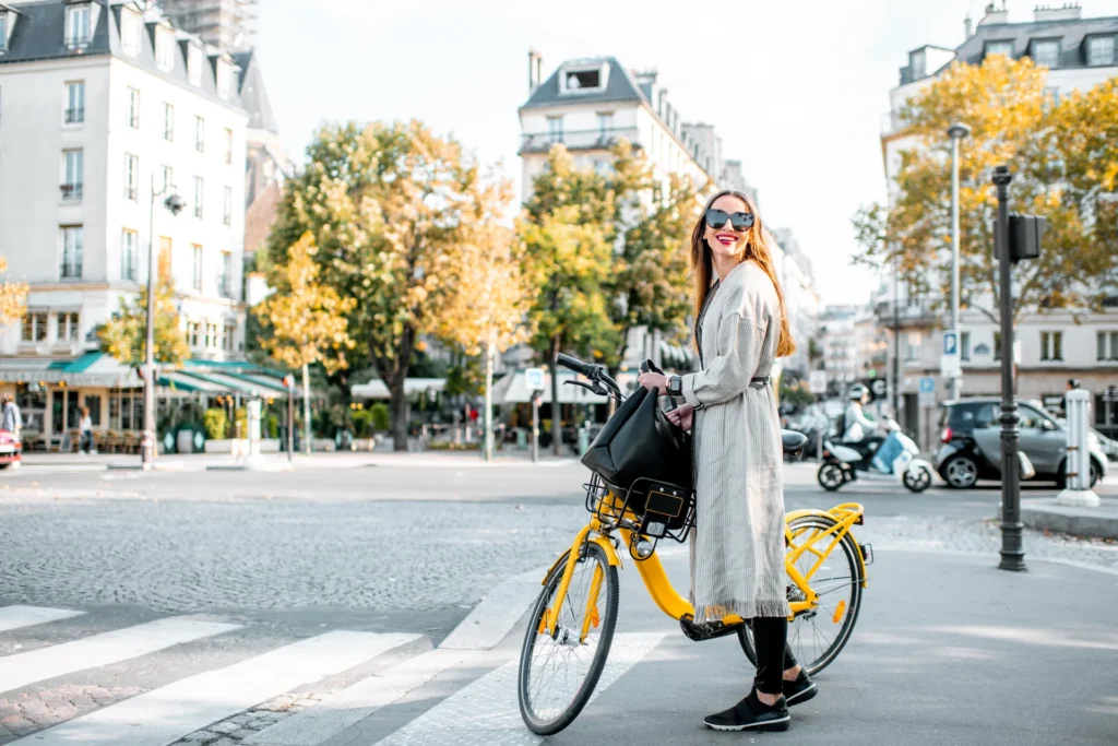 Mujer con bicicleta en París