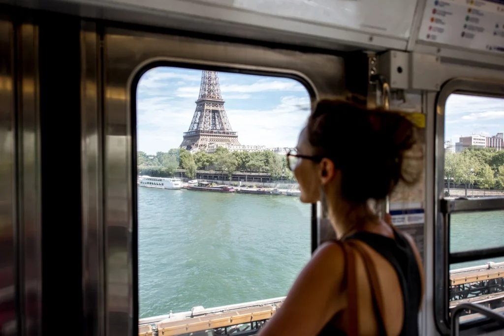 Mujer en transporte público en París