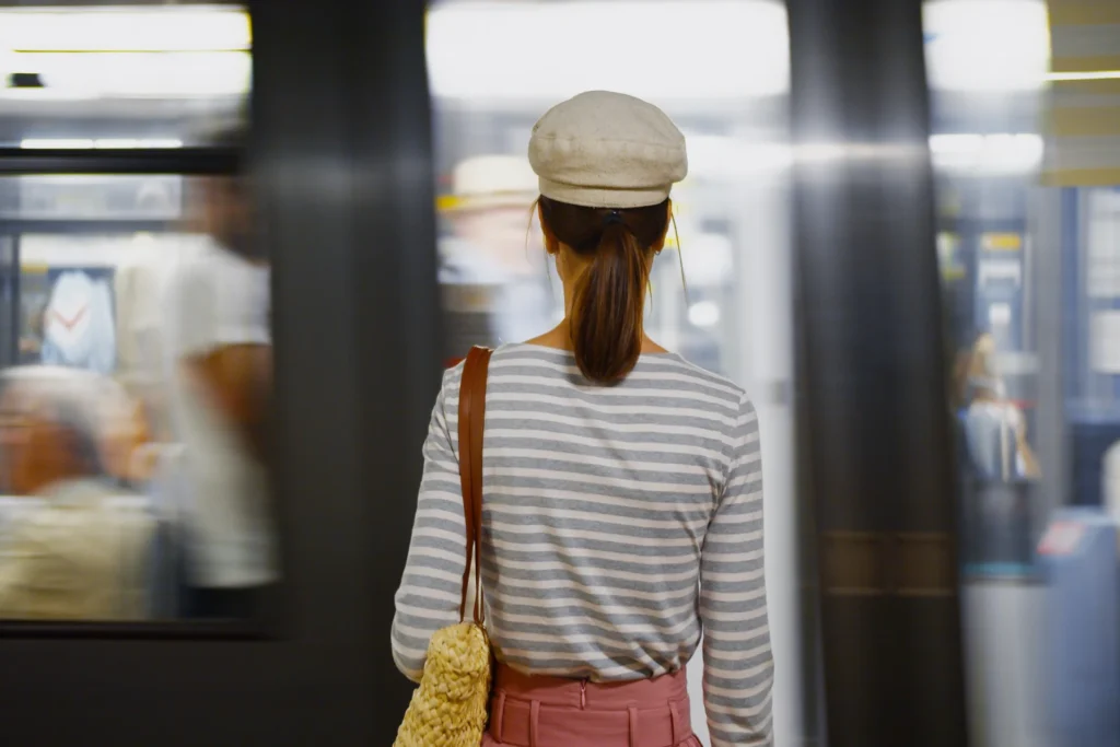 Mujer en metro de París