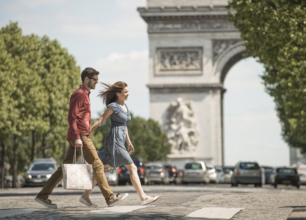 Pareja paseando por París