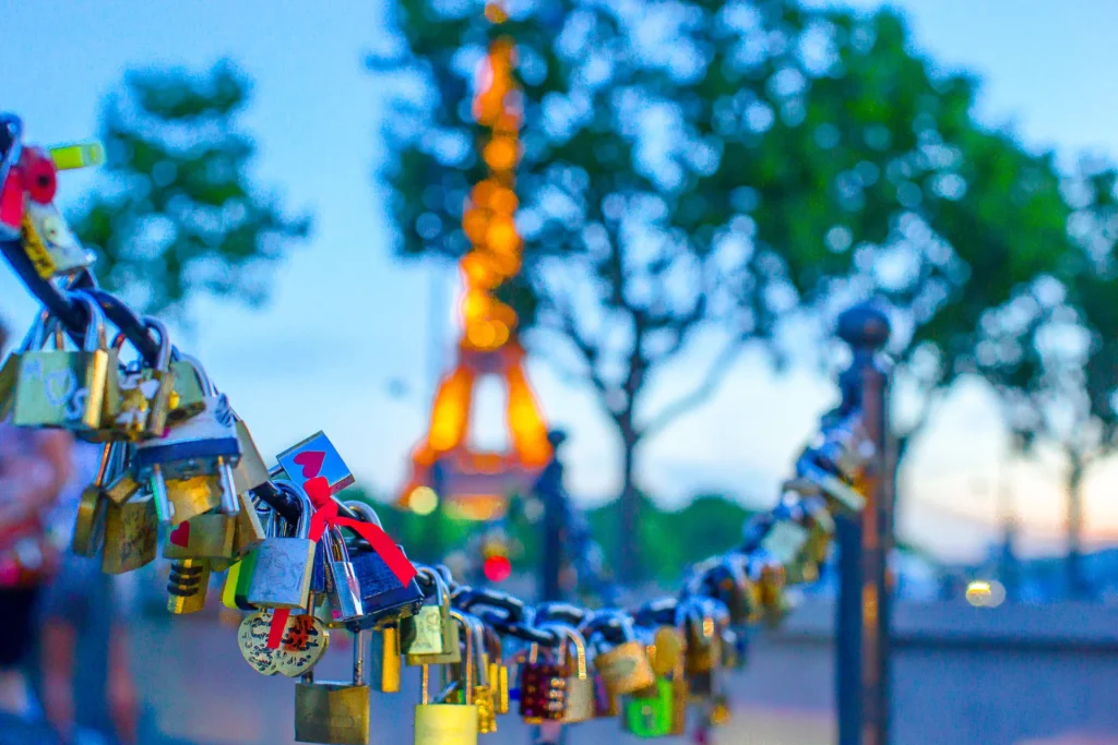 Candados y Torre Eiffel de fondo