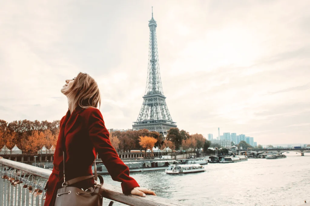 Chica en París con la Torre Eiffel de fondo