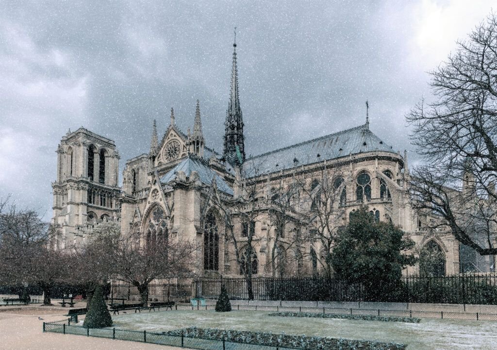 Nieve en la catedral de Notre Dame de París
