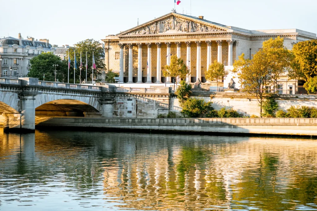 Asamblea Nacional de Francia vista desde el Sena