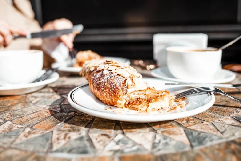 Chocolate caliente y bollería en un café acogedor de París