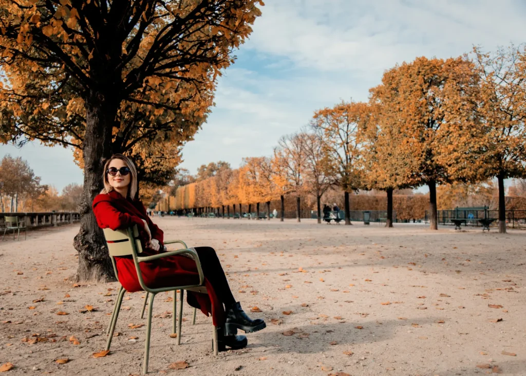 Disfrutando del otoño en París en un parque