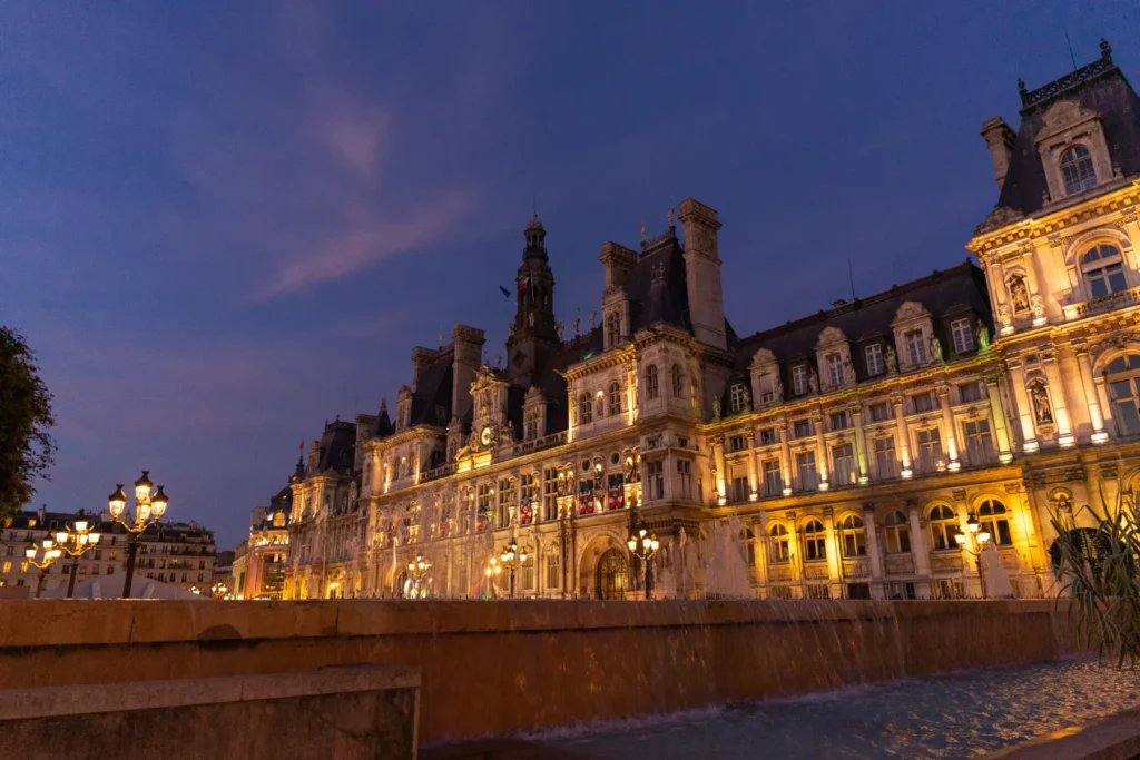 Hôtel de Ville de París iluminado de noche