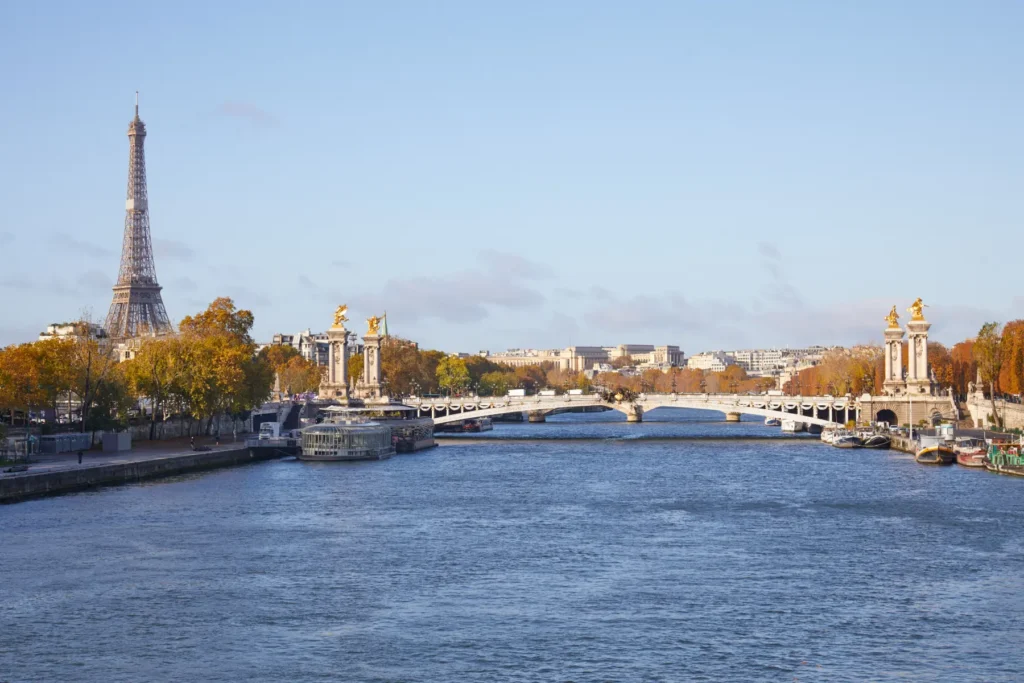 Crucero por el Sena en otoño con vistas a la Torre Eiffel y el puente Alejandro III