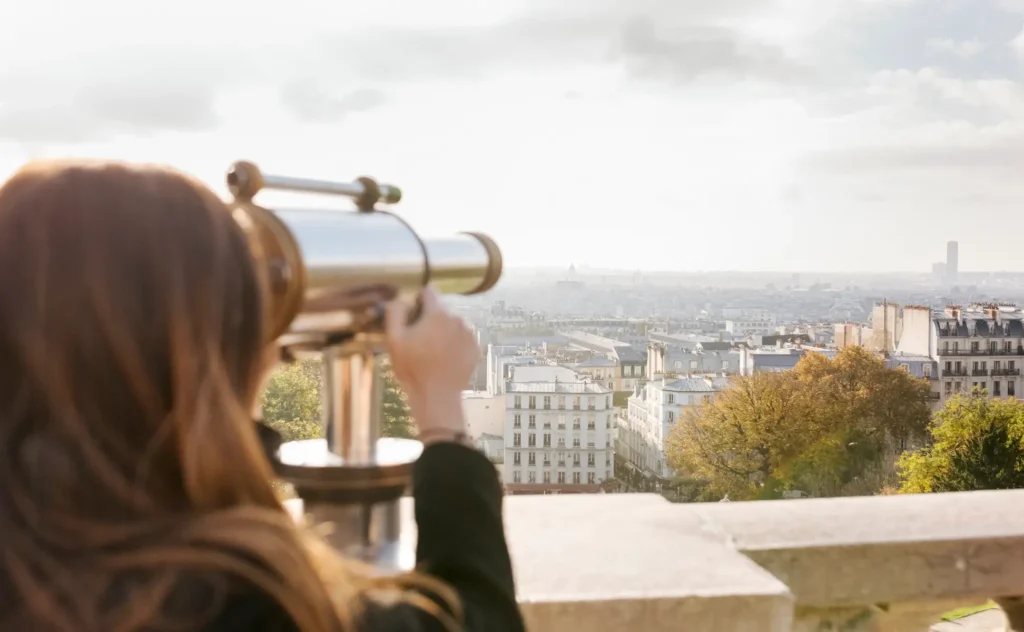 Vistas de París desde Montmartre con telescopio panorámico