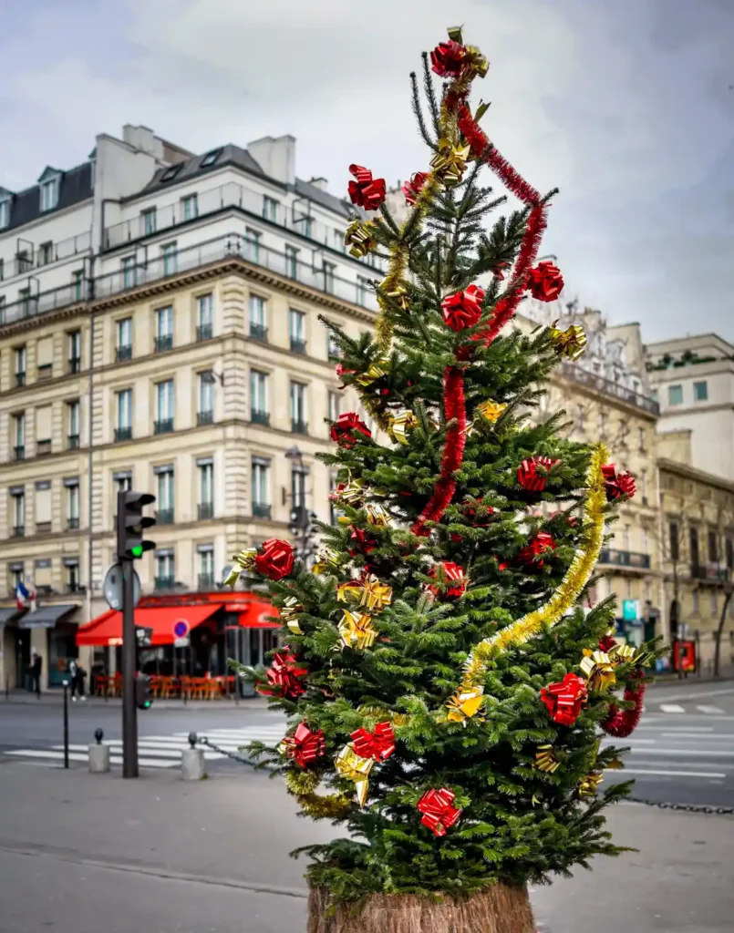 Árbol de Navidad decorado en una calle parisina
