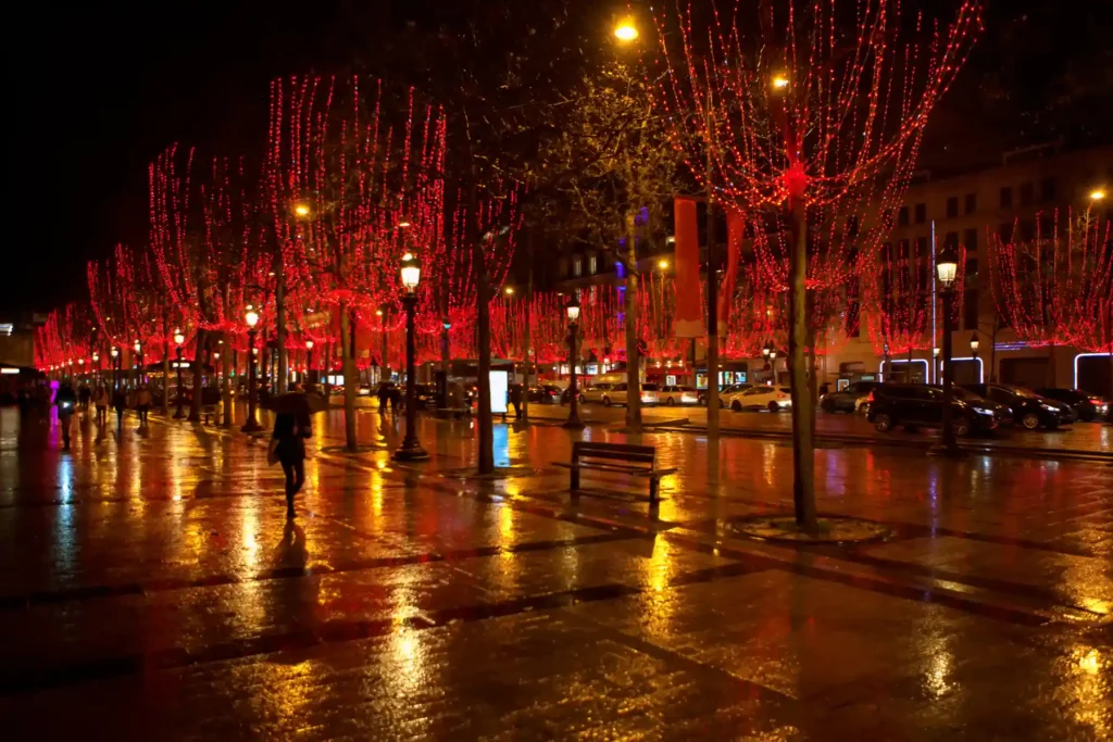 Calles parisinas iluminadas con luces rojas en Navidad